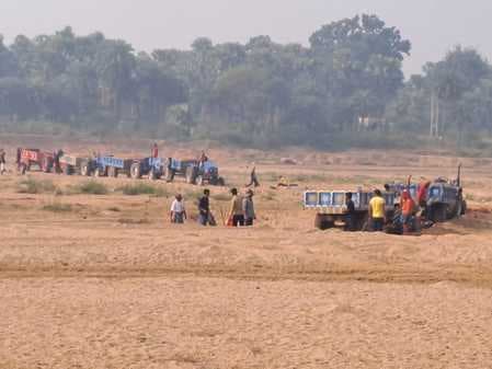 निलामी घाट को छोड़ कर गैर निलामी स्थानों से किया जा रहा बालू का अवैध उत्खनन