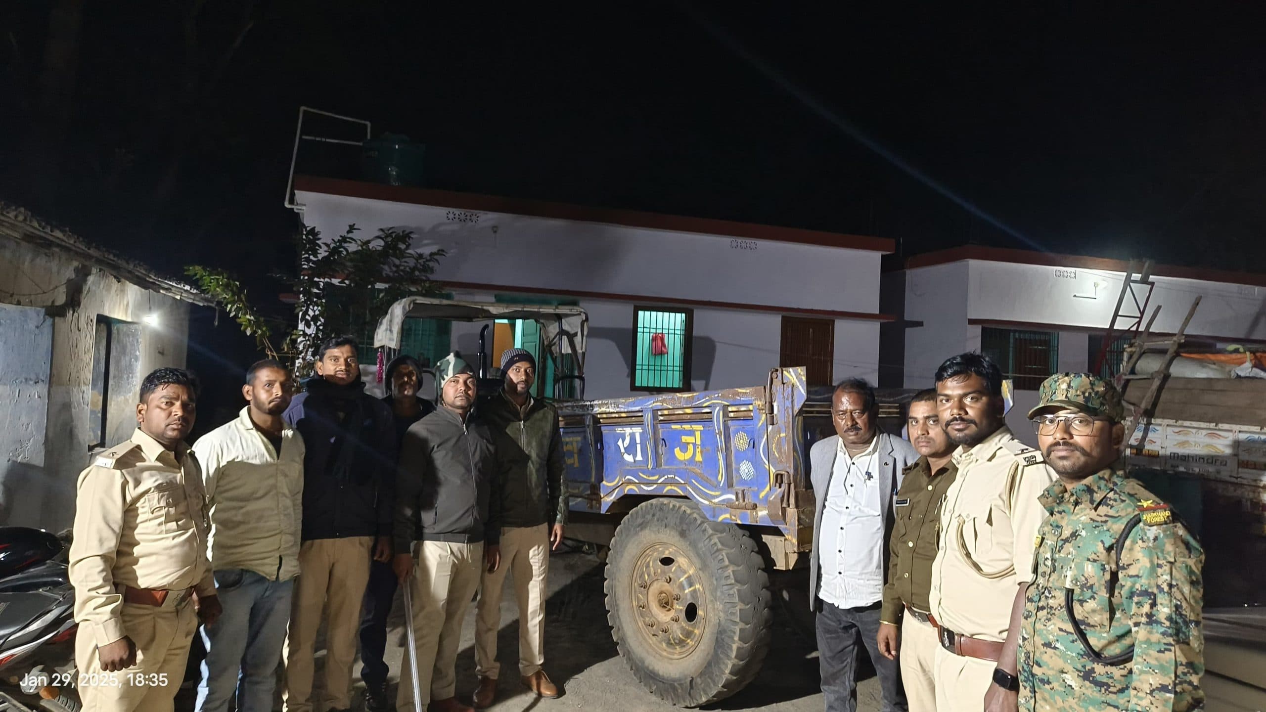 Giridih News: वन विभाग ने किया पत्थर लदा ट्रैक्टर को जब्त