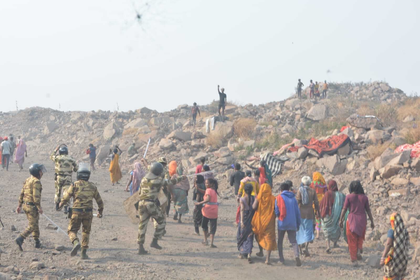 Dhanbad News: घनुडीह में ग्रामीणों ने सीआइएसएफ जवानों पर किया हमला, महिला कांस्टेबल घायल, हवाई फायरिंग