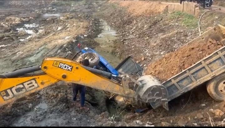 Bokaro News : मिट्टी कटिंग के दौरान पलटा ट्रैक्टर, दो लोग घायल
