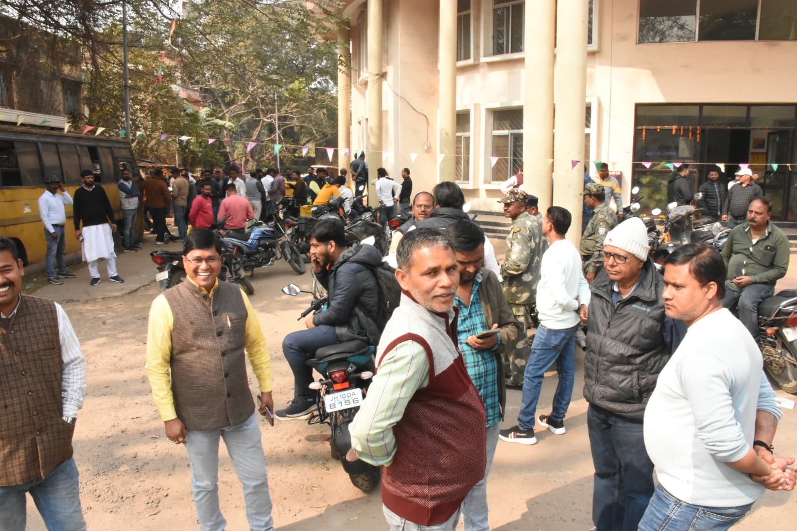 Dhanbad News : भवन प्रमंडल की 25 योजनाओं का निकला टेंडर, थाना से बिका पेपर