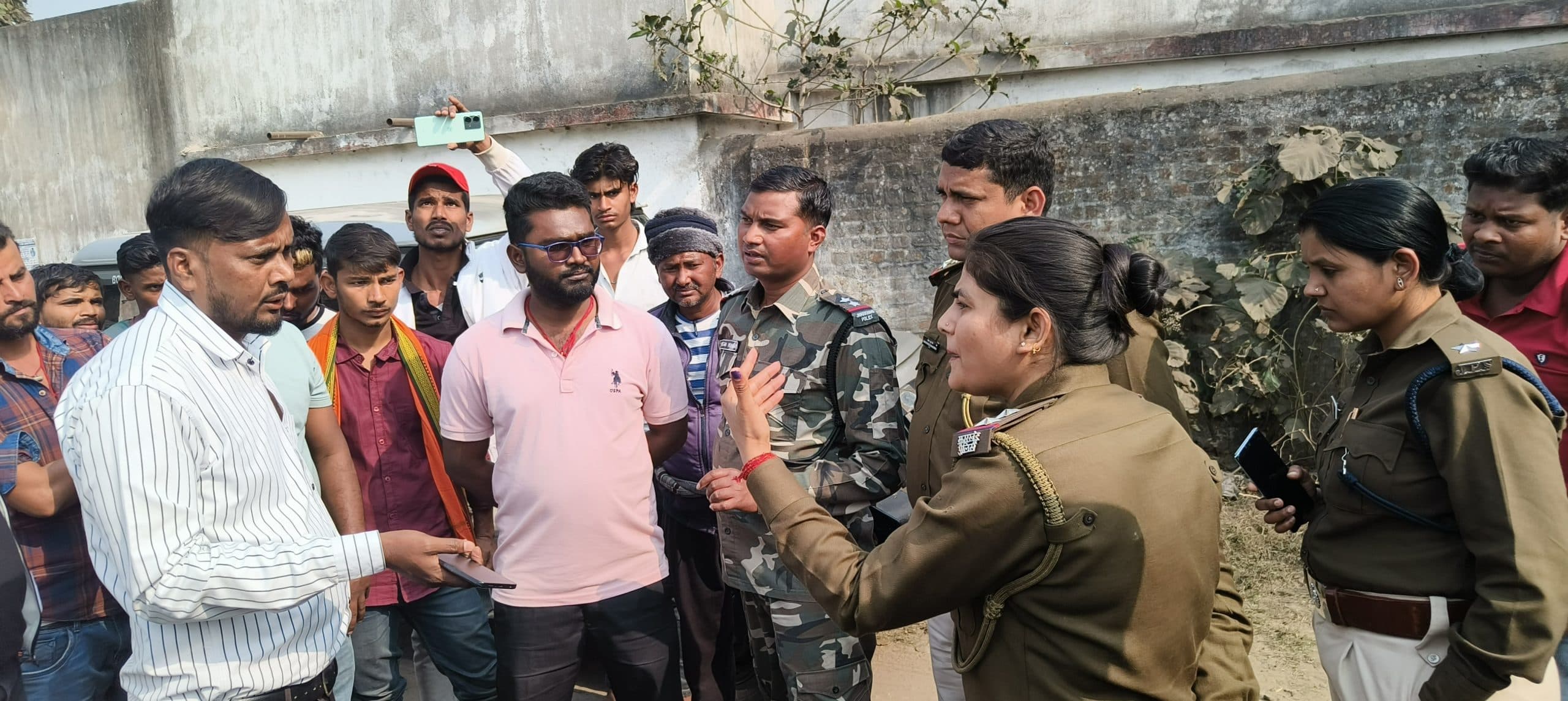 Dhanbad News: मृत खलासी के परिजनों ने जगरनाथ कोक इंडस्ट्री में किया हंगामा