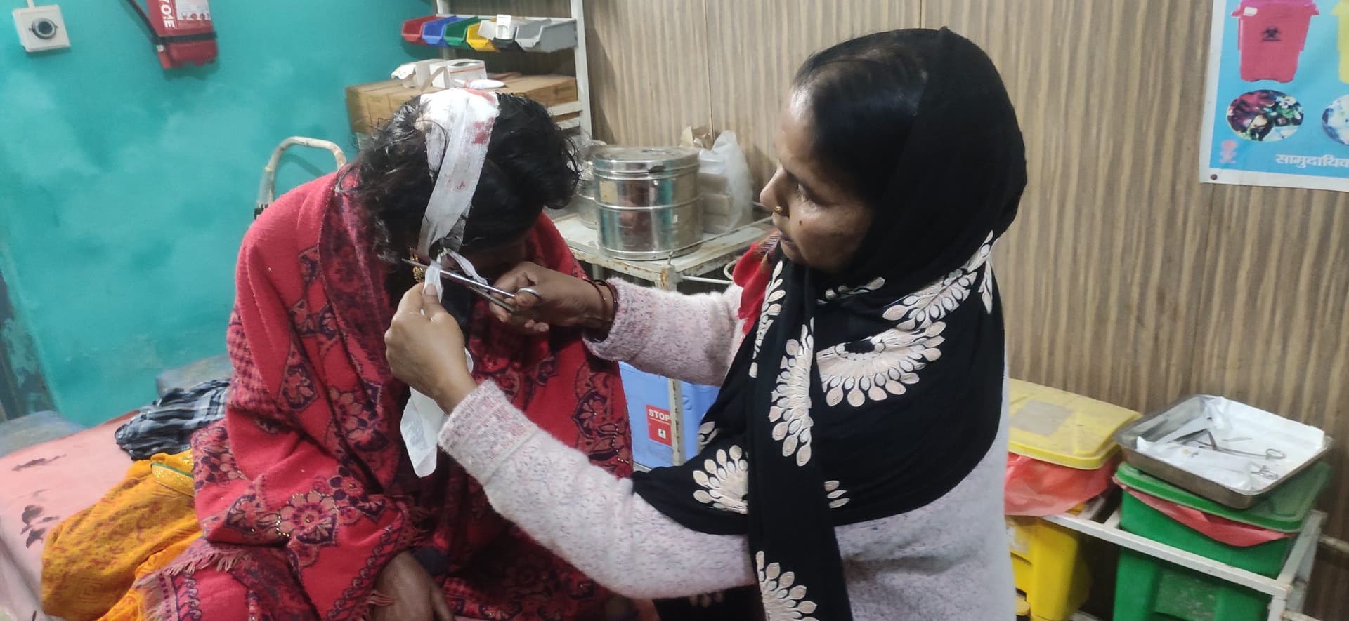 बाइक की ठोकर से  बुजुर्ग महिला के घायल होने पर भिड़े दो पक्ष, दो के सिर फूटे