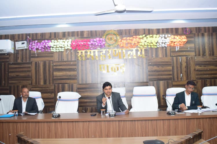 बेरोजगार युवाओं को छोटे व्यवसाय के लिए दिया जायेगा ऋण : डीसी