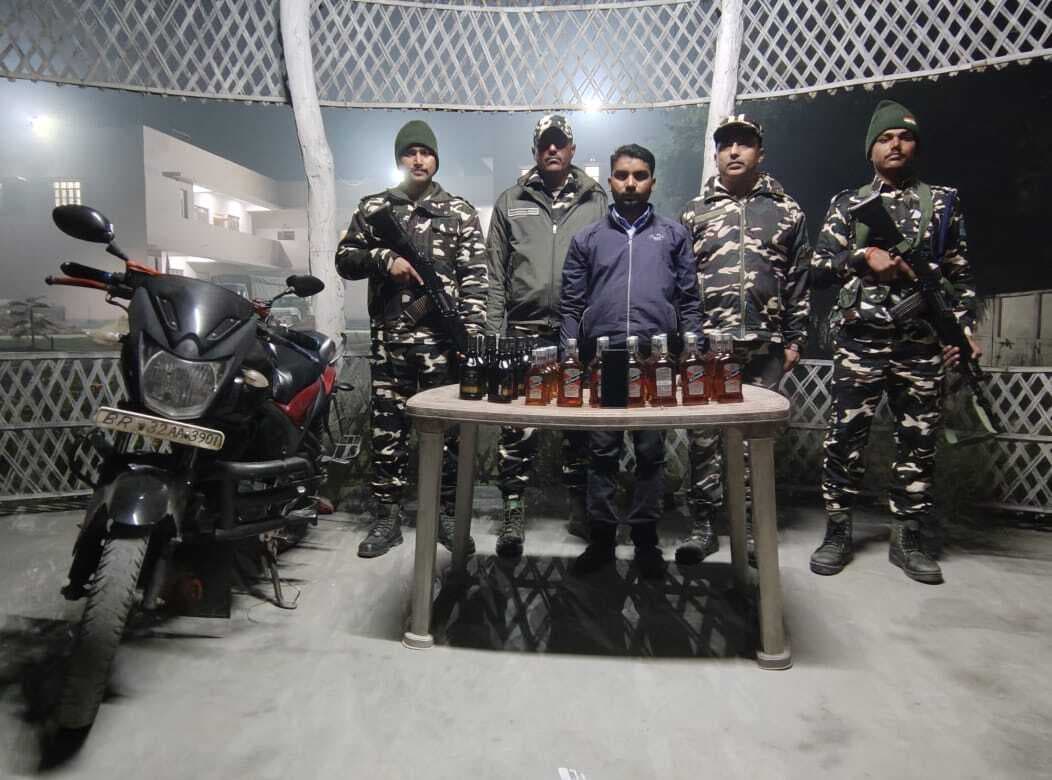 49 बोतल शराब के साथ तस्कर गिरफ्तार, बाइक जब्त