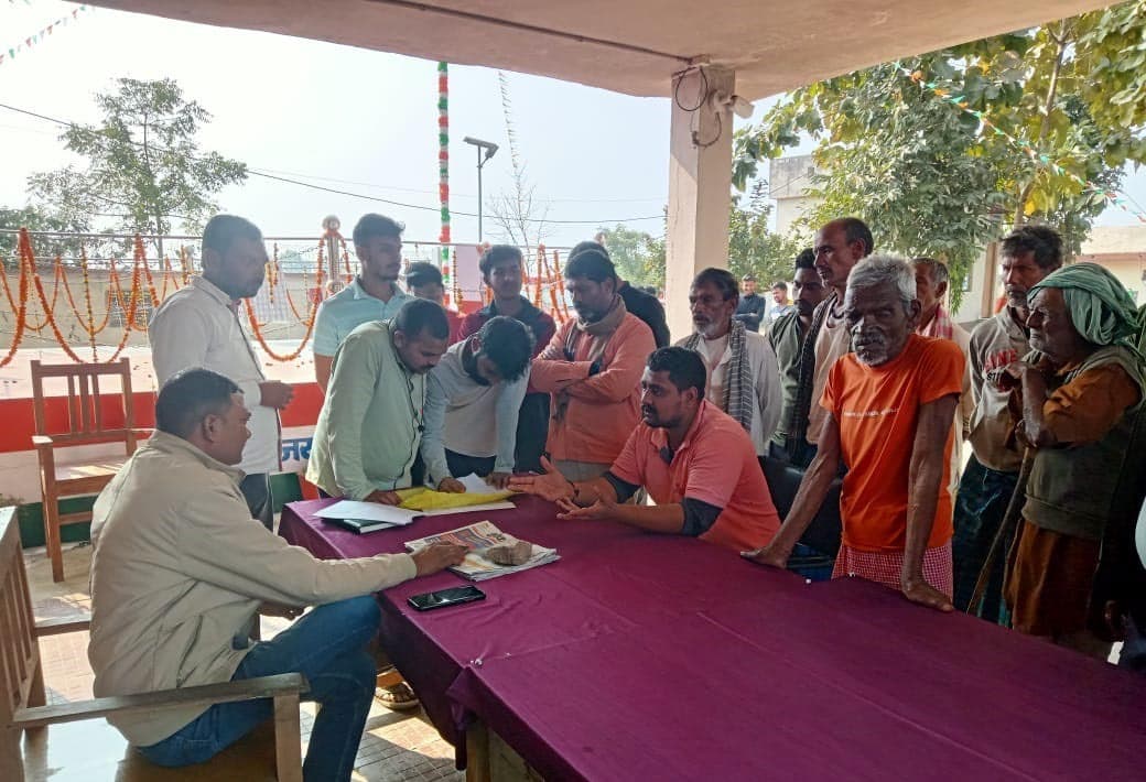 पइन का अतिक्रमण किये जाने के खिलाफ ग्रामीणों ने थाना में दिया आवेदन