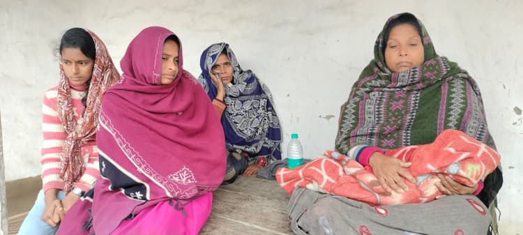 ट्रैक्टर के नीचे दबने से बच्ची की मौत, परिजनों में मची चीख-पुकार