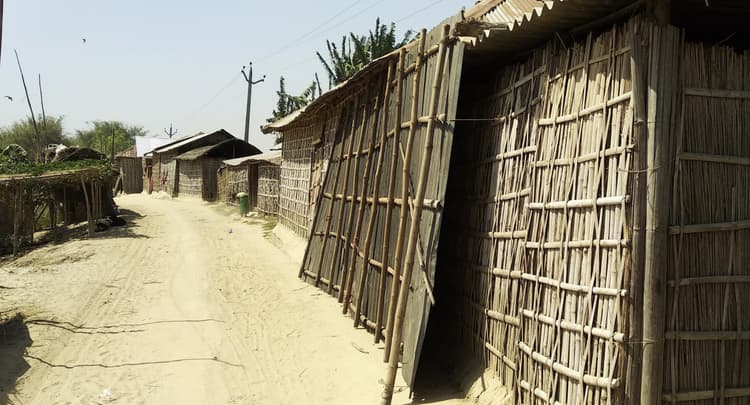 अमदाबाद के विस्थापित परिवारों का किसी ने नहीं ली सुध