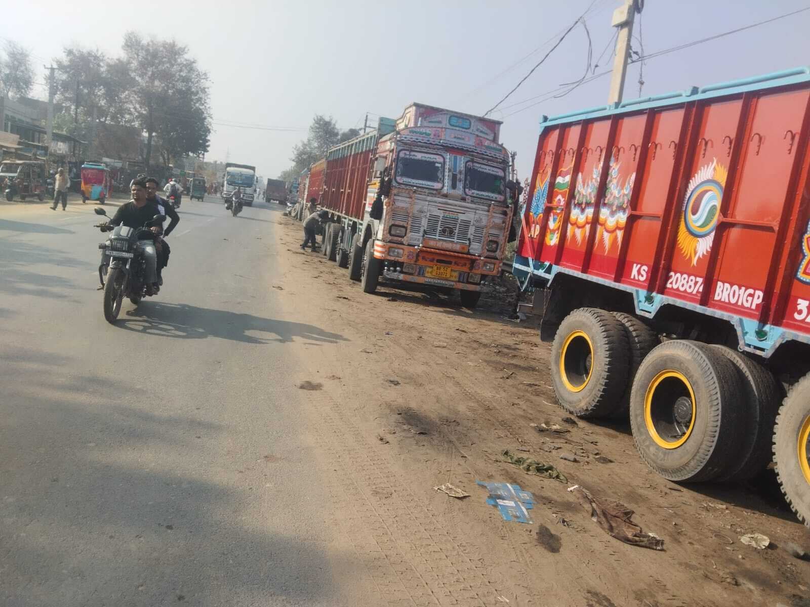 बड़हिया रोड में आदेश के बावजूद गैरेज मिस्त्री दे रहे हादसे को आमंत्रण