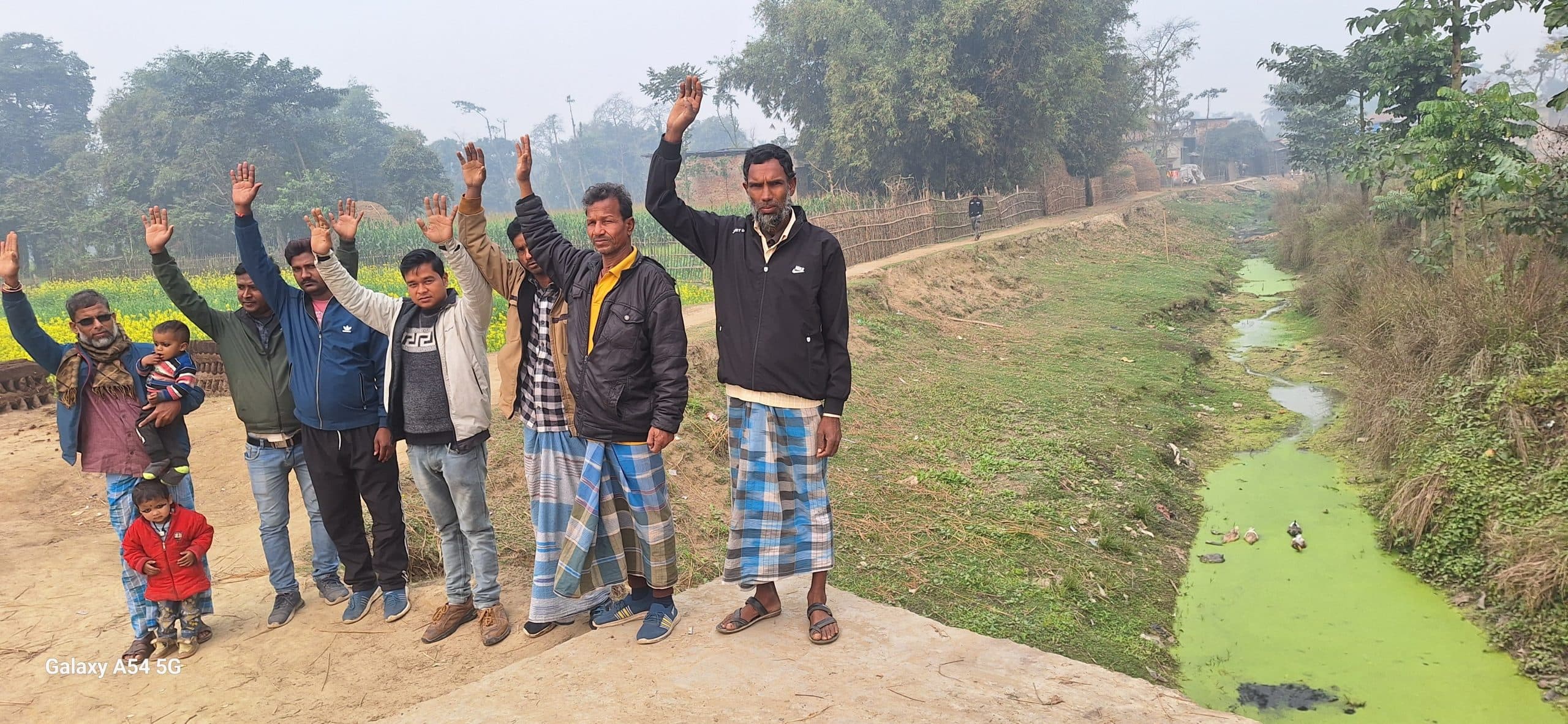सड़क को लेकर ग्रामीणों ने किया प्रदर्शन