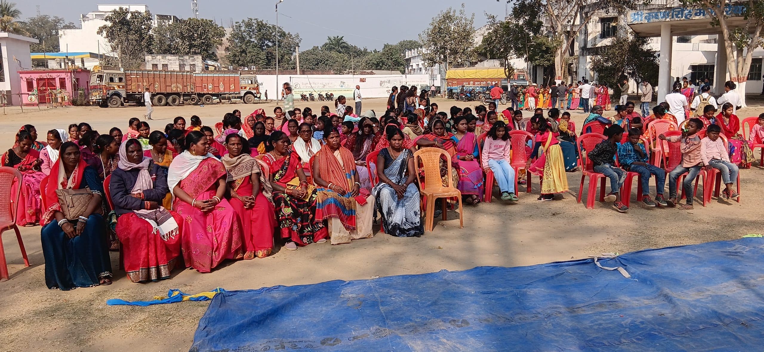 आदिवासी समुदाय के लोगों ने आयोजित किया सोहराय मिलन समारोह