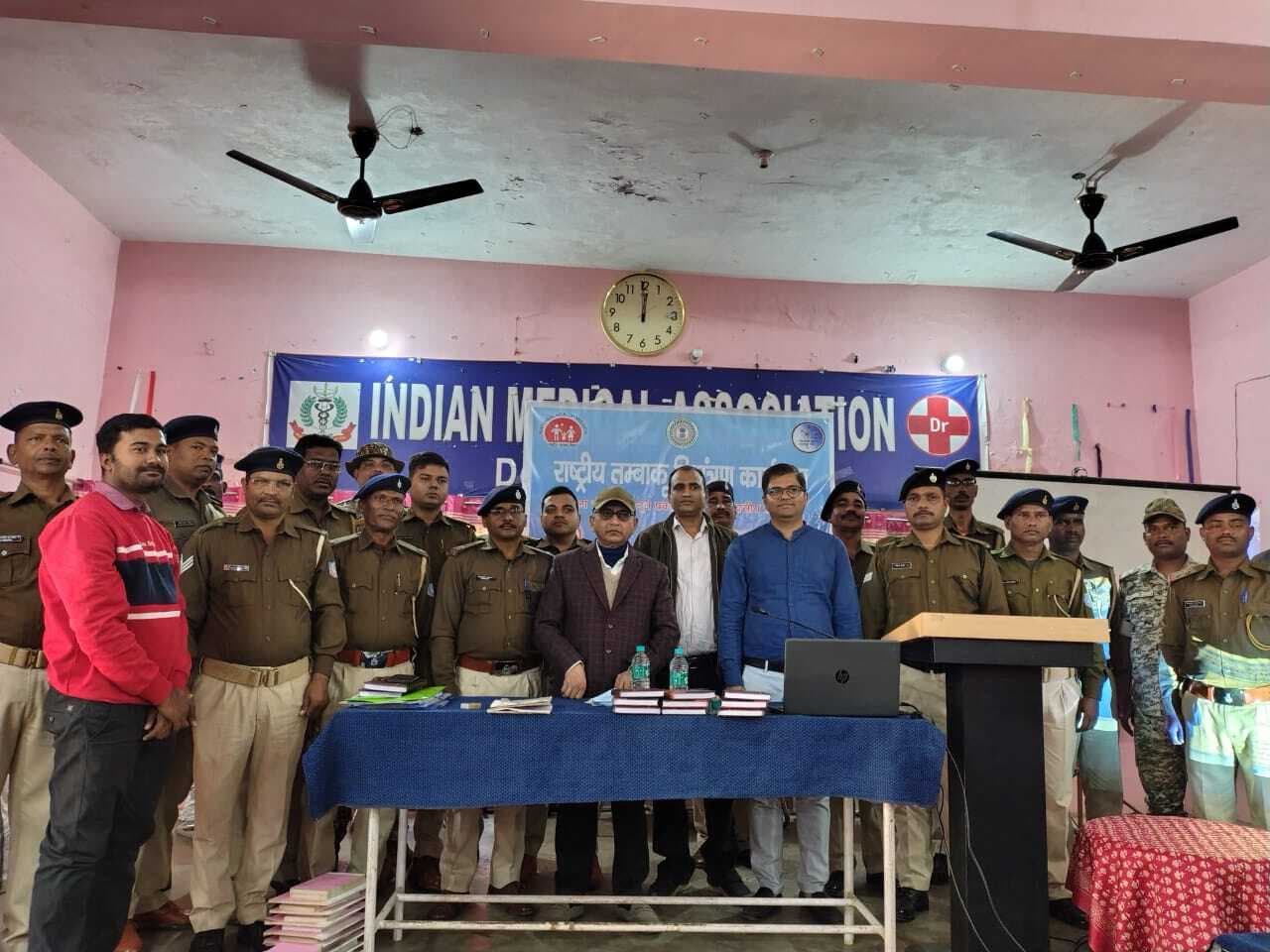 Deoghar news : थानेदारों व पुलिसकर्मियों को तंबाकू का सेवन नहीं करने की दिलायी शपथ