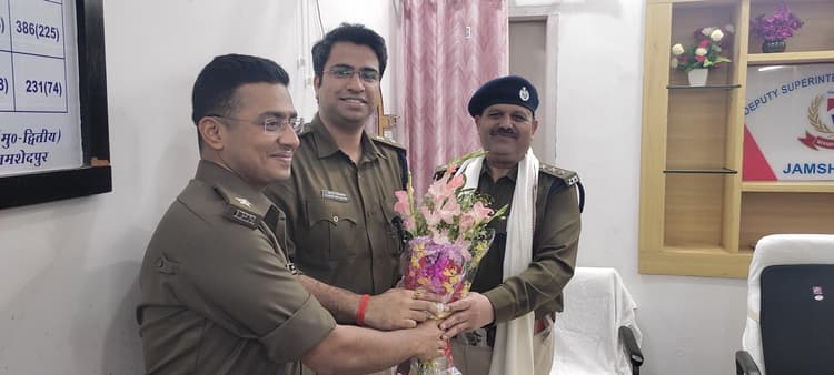 Jamshedpur news. डीएसपी निरंजन तिवारी, बिष्टुपुर ट्रैफिक प्रभारी मनोज तिवारी, गुड़ाबांदा सर्किल इंस्पेक्टर समेत 21 हुए सेवानिवृत्त