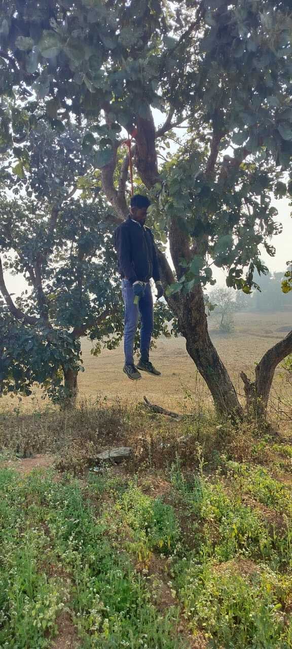 पालोजोरी में पलाश के पेड़ में फंदे से लटका मिला किशोर का शव