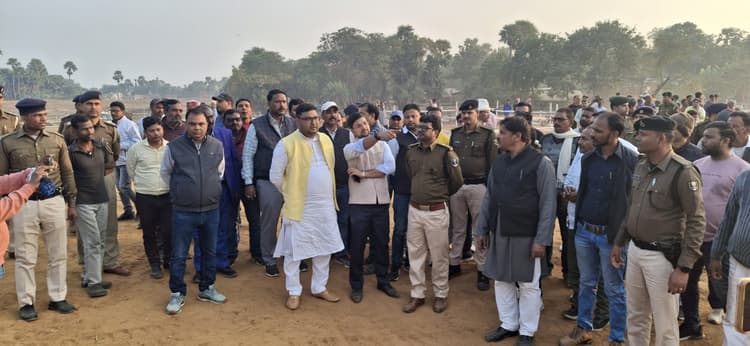मुख्यमंत्री आगमन के पूर्व मंत्री ने कार्यक्रम स्थल का किया निरीक्षण