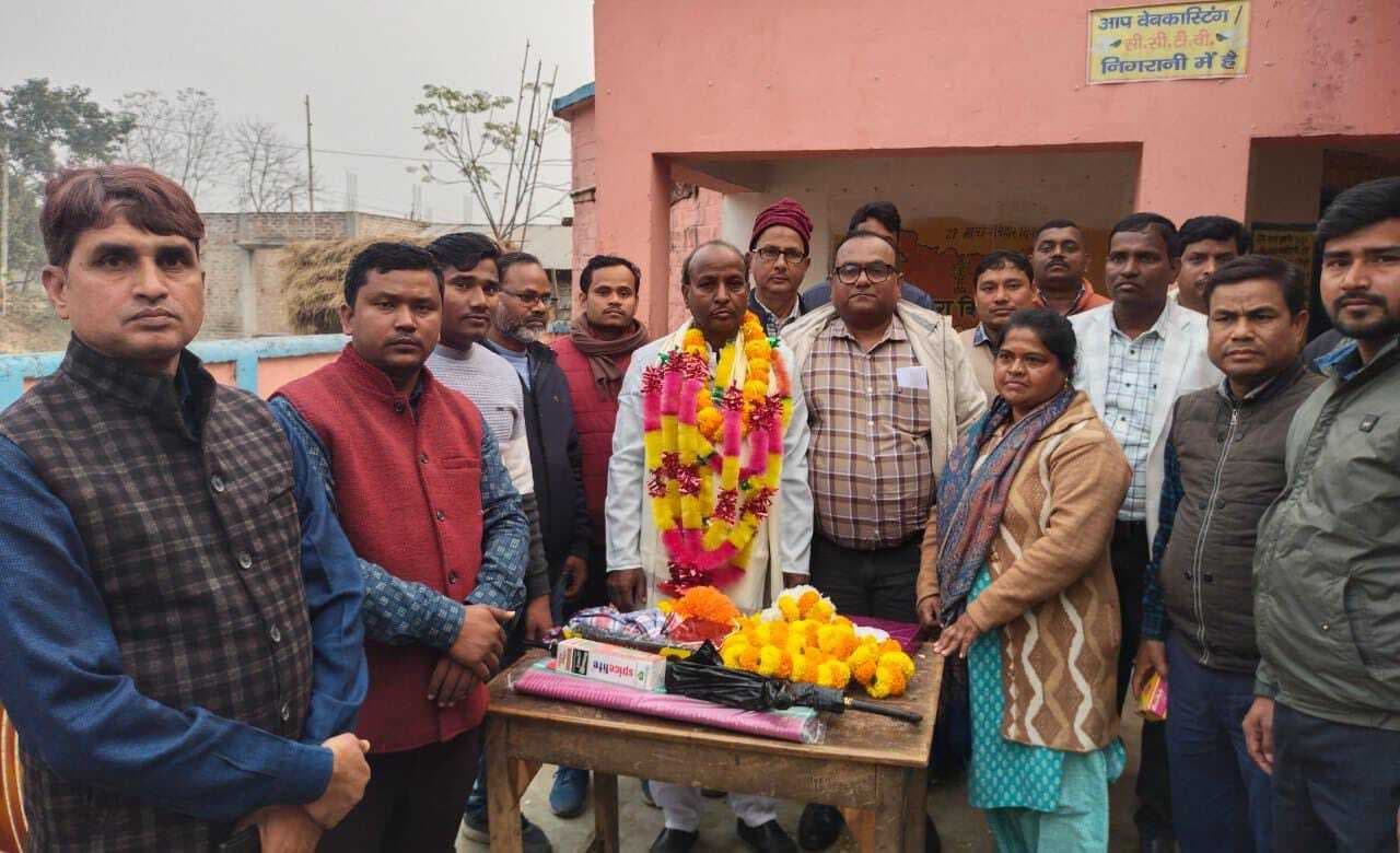 सेवानिवृत होने पर दो शिक्षकों को दी गयी भावभीनी विदाई