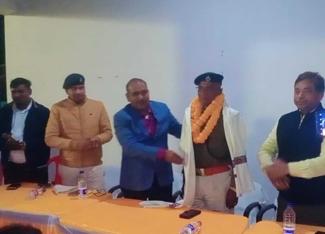 सेवानिवृत्ति पर अंचल पुलिस निरीक्षक को समारोह पूर्वक दी गयी विदाई