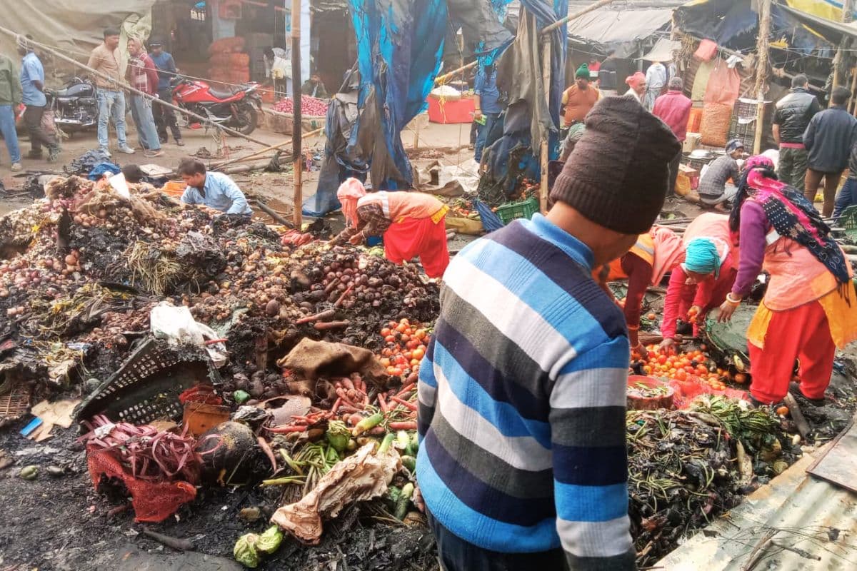 गम्हरिया बाजार में लगी आग, कई दुकानें और होटल जलकर खाक, लाखों का नुकसान