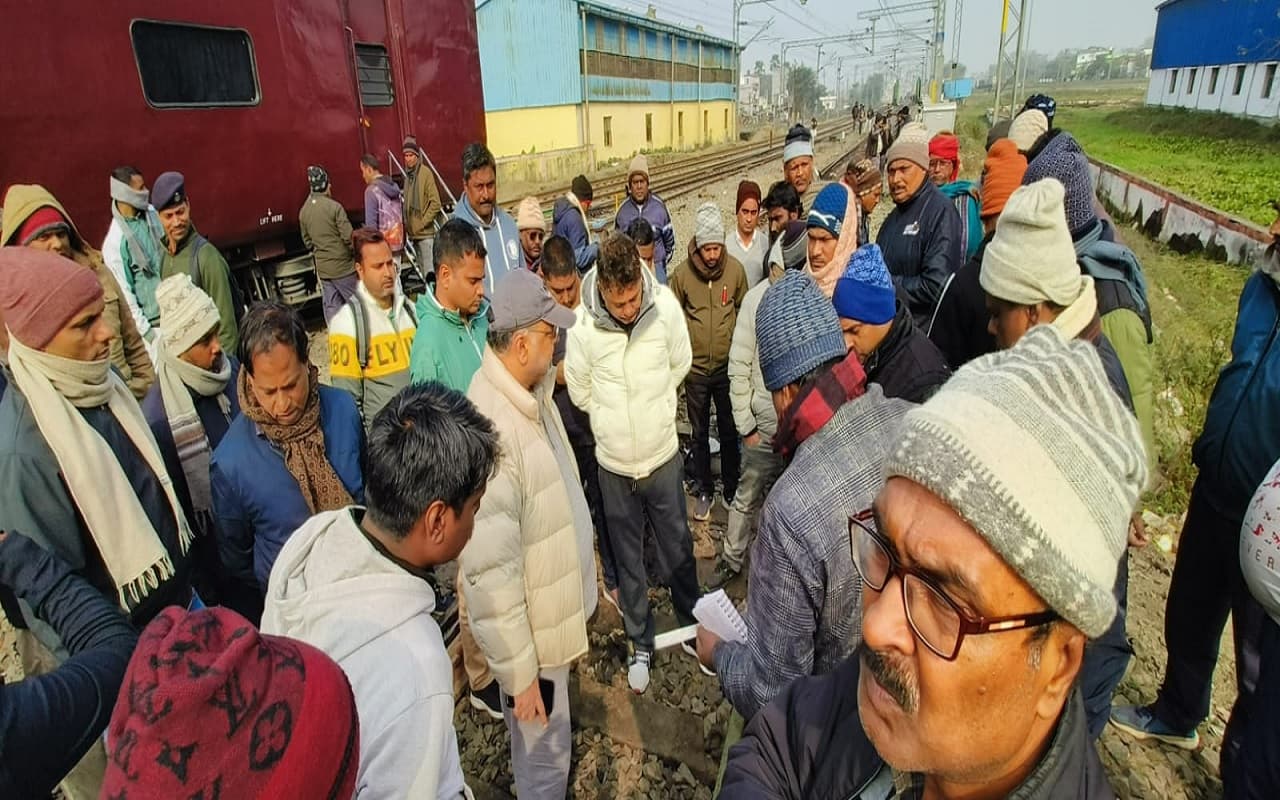बिहार के सहरसा यार्ड में पटरी से उतरी गरीब रथ एक्सप्रेस, दूसरी ट्रेनों को खुलने के लिए करना पड़ा लंबा इंतजार