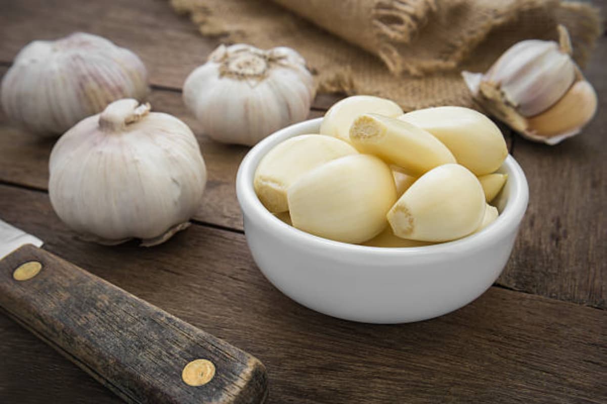 Health Tips: हर रात सोने से पहले आपको क्यों खानी चाहिए 2 से 3 लहसुन की कलियां? फायदे जानकार चौंक जाएंगे आप