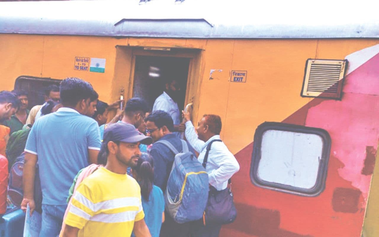 Gaya Junction से गुजरने वाली राजधानी सहित कई ट्रेनें लेट, देखें लिस्ट