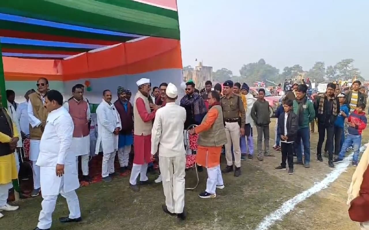 ‘यह जदयू के गिरते स्तर का प्रमाण…’ MLA गोपाल मंडल के रवैये पर भड़की भाजपा, पार्टी के अनुशासन पर उठाए सवाल