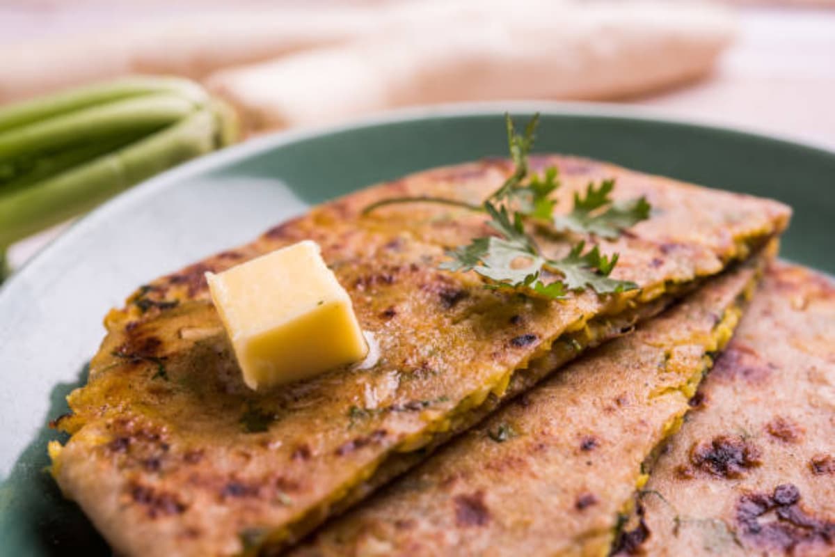 Chana Saag ke Parathe: सर्दियों में आसानी से घर पर ही बनाएं स्वादिष्ट और हेल्दी चने के साग के पराठे, जानें रेसिपी