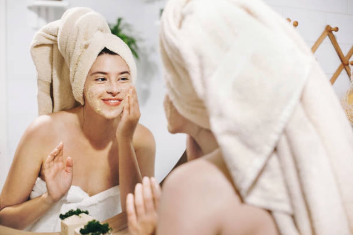 Summer Face Packs For Glowing Skin: उफ ये गर्मी, ग्लोइंग स्किन पाने के लिए लगाएं ये असरदार फेस पैक