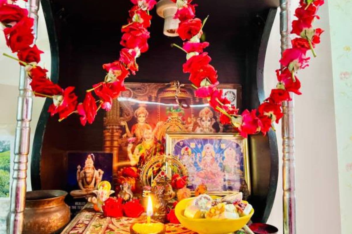 पूजा घर में की गई एक गलती घर में ला सकती है अशांति और तनाव