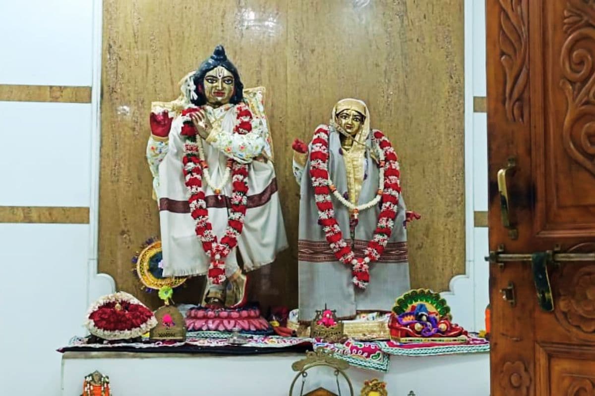 जसीडीह : पागल बाबा आश्रम के मंदिर से चांदी के मुकुट और दान पात्र से लाखों की चोरी