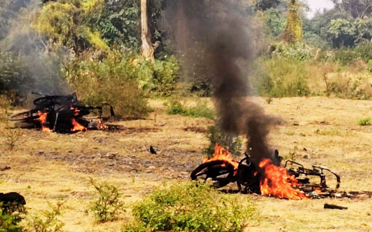 झारखंड के खरखरी जंगल में हिंसक झड़प, दर्जनों राउंड फायरिंग में एक जख्मी, दर्जनों मोटरसाइकिल को फूंका
