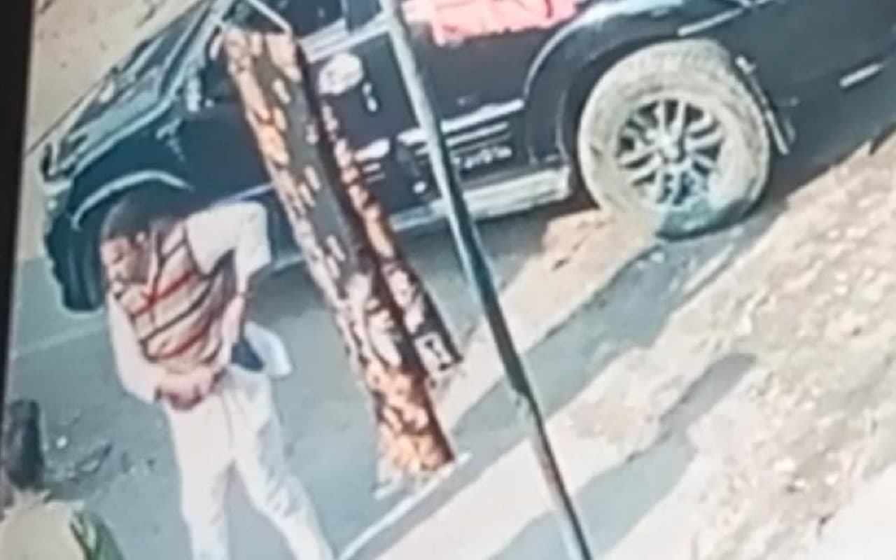 Video: बिहार के बेतिया में अपहरण का Live वीडियो देखिए, युवक को खींचकर कार में साथ ले गए दबंग