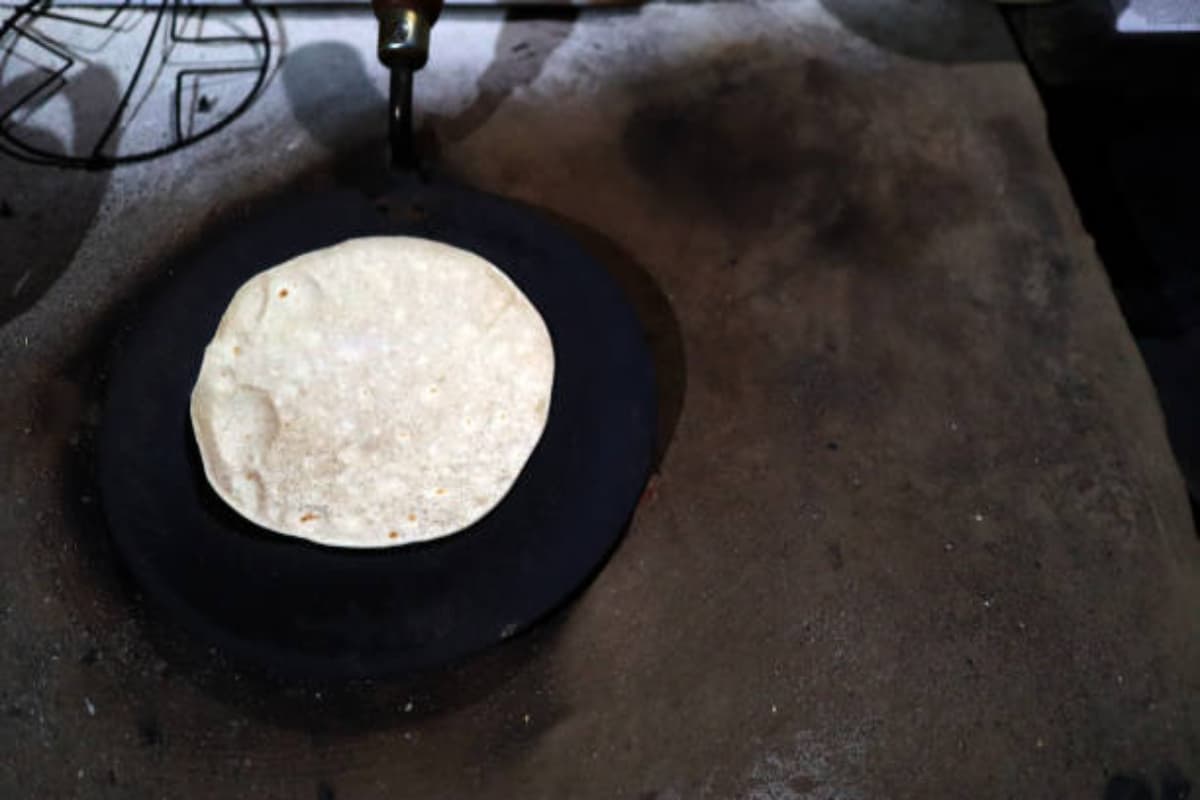 Kitchen Hacks: तवे पर जम गयी मोटी काली परत? इस तरह उसे बनाएं नये जैसा