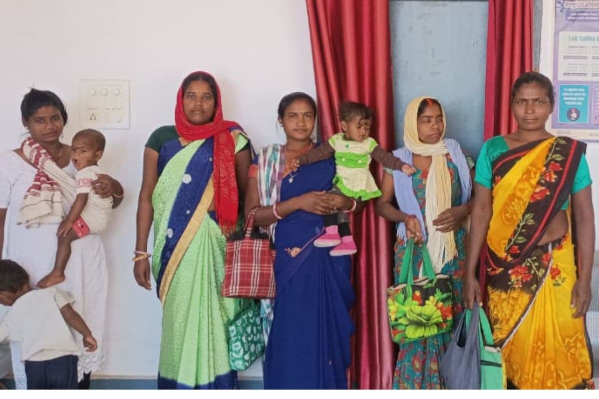 Hemant Soren Gift: हेमंत सोरेन सरकार के इस गिफ्ट के लिए ब्लॉक और बैंक का चक्कर काट रहीं महिलाएं, अधिकारी ने बतायी ये वजह