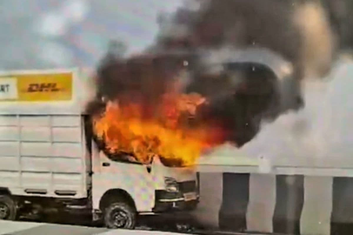 पटना के मरीन ड्राइव पर जलती गाड़ी से कूदकर ड्राइवर ने बचाई जान, हादसे का लाइव वीडियो आया सामने