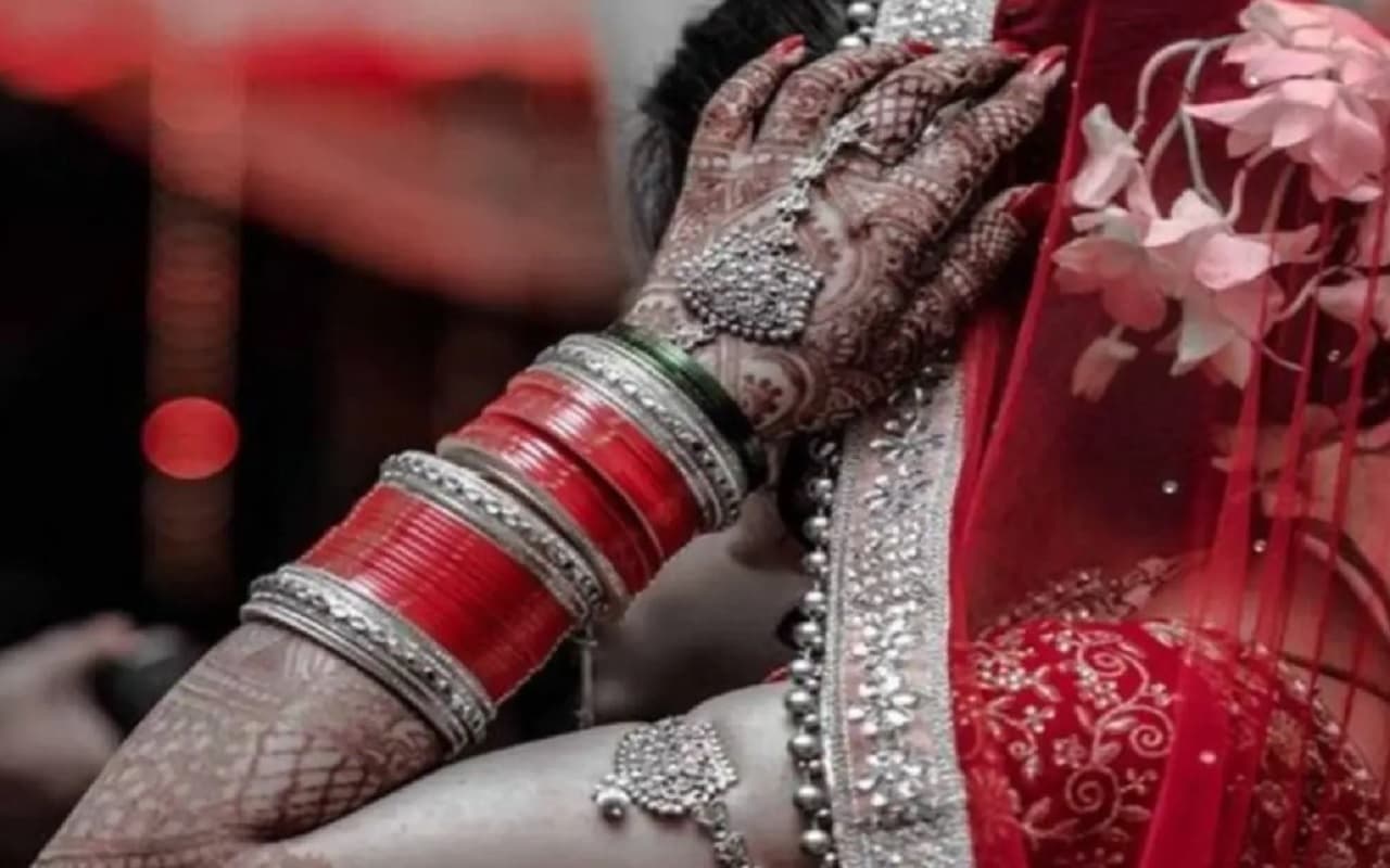 बारात में कट्टा लेकर आए और युवती को धमकाने लगे, शादी में मचा हड़कंप