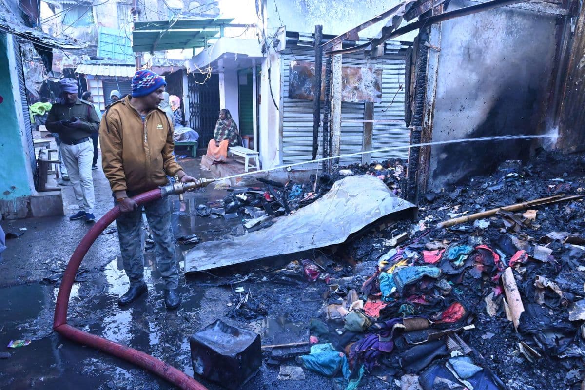 देवघर के मीना बाजार में लगी भीषण आग, 41 दुकानें जलकर राख, ढाई करोड़ का नुकसान