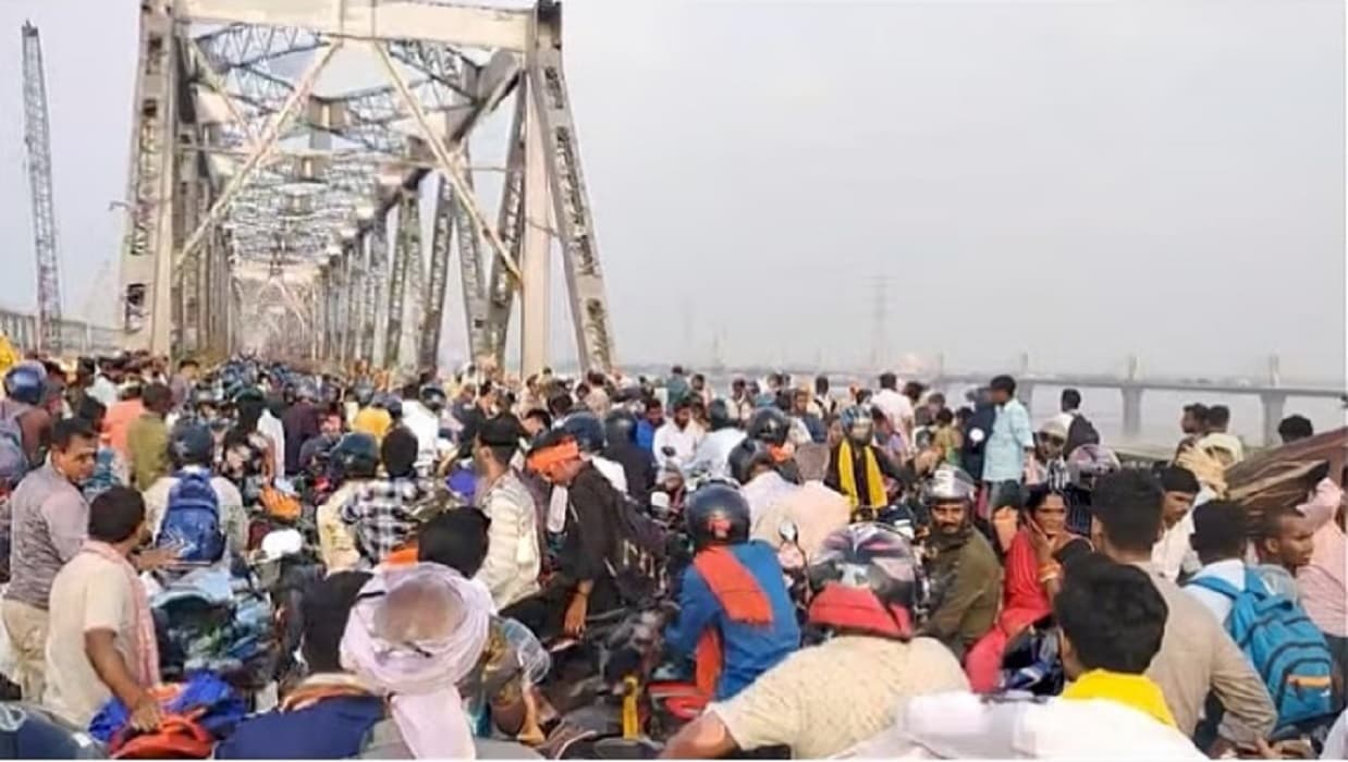 मौनी अमावस्या के मौके पर सिमरिया घाट पर अब तक हजारों लोगों ने ली डूबकी, राजेंद्र सेतु पर लगा जाम
