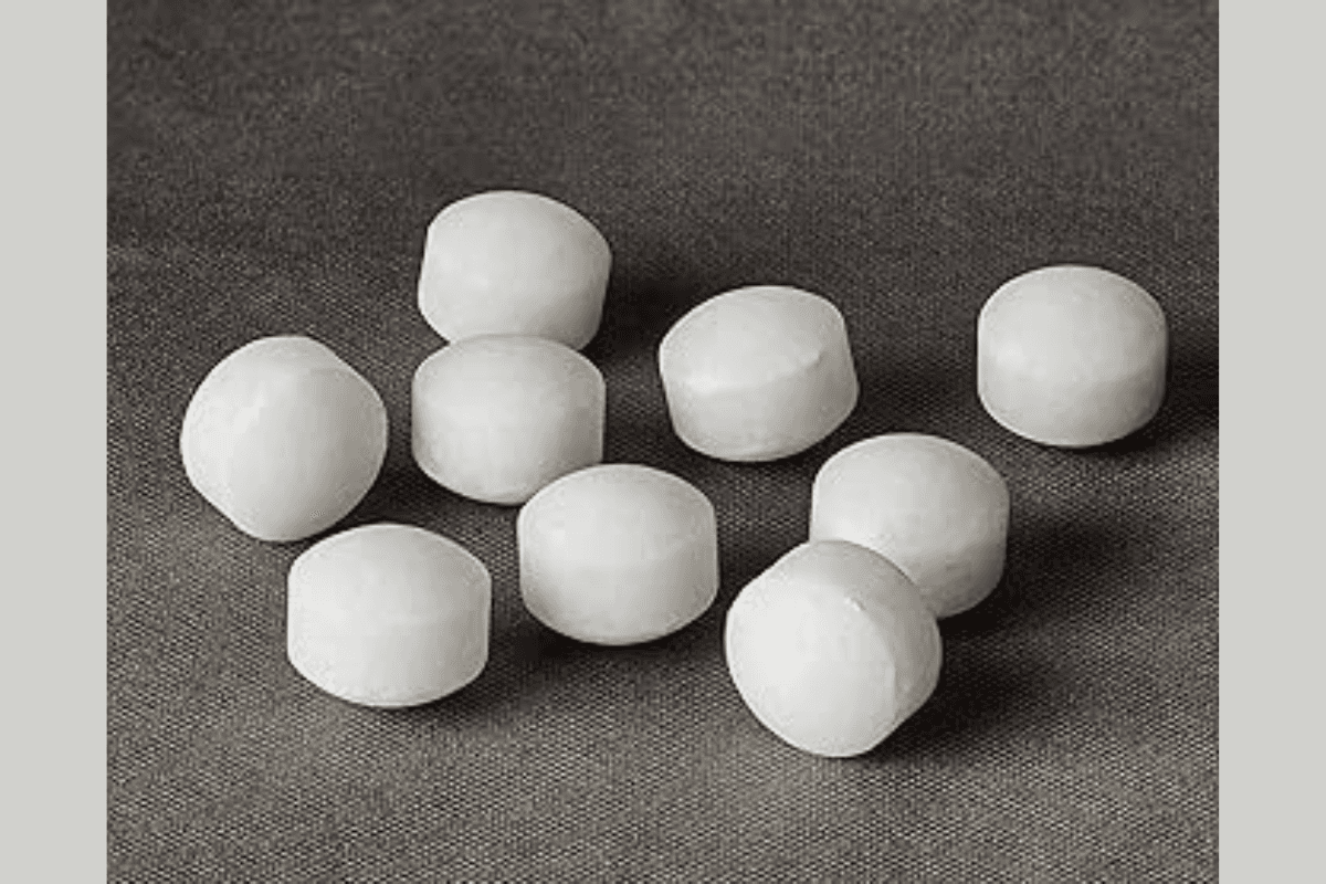 Nephtaline balls: कपड़ों में नेफ्थलीन बॉल का इस्तेमाल करना कितना सही? जानें इसके फायदे और नुकसान