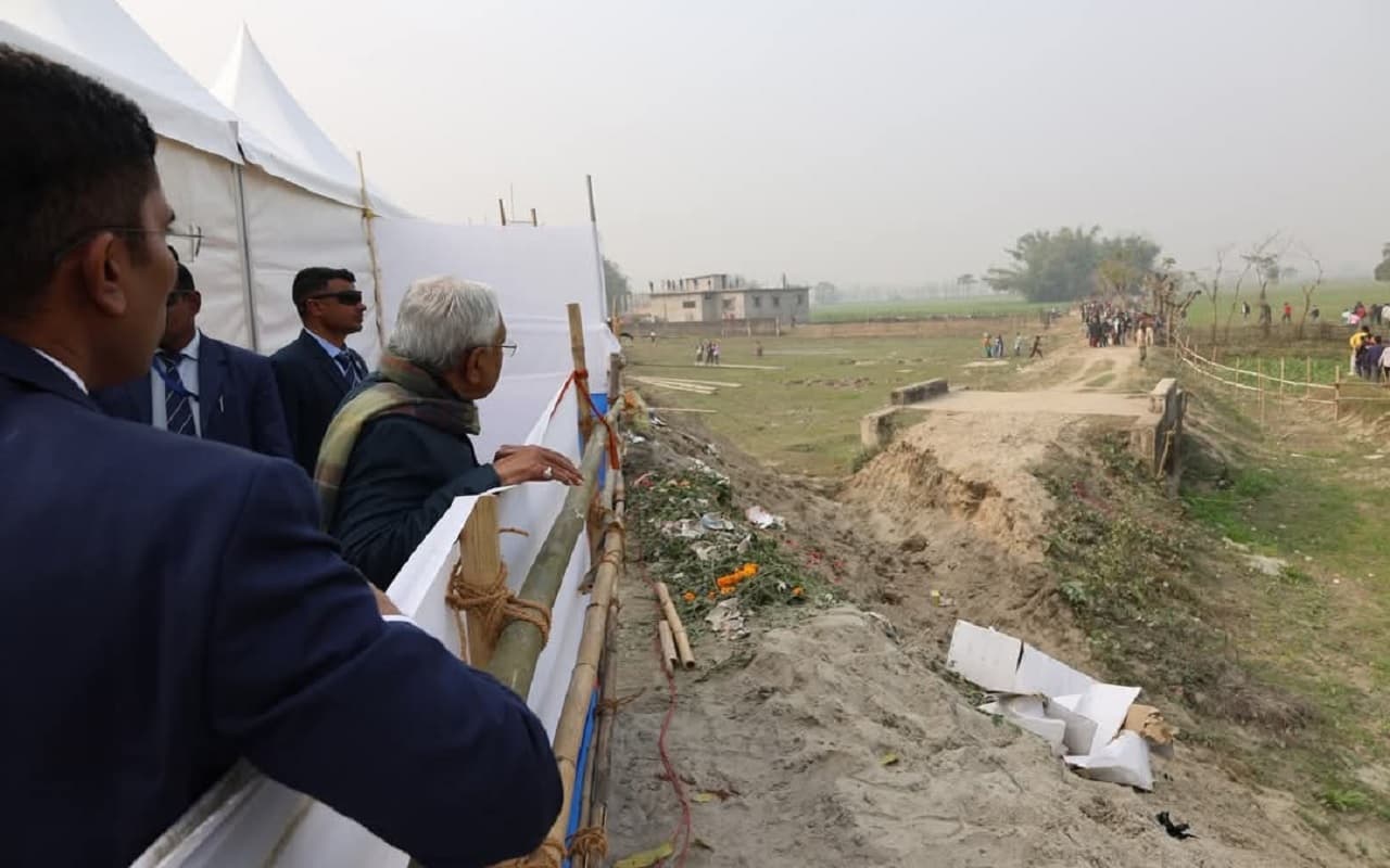 किशनगंज में नीतीश कुमार के वायरल फोटो की पूरी हकीकत, जानिए अचानक क्या जायजा लेने लगे मुख्यमंत्री?