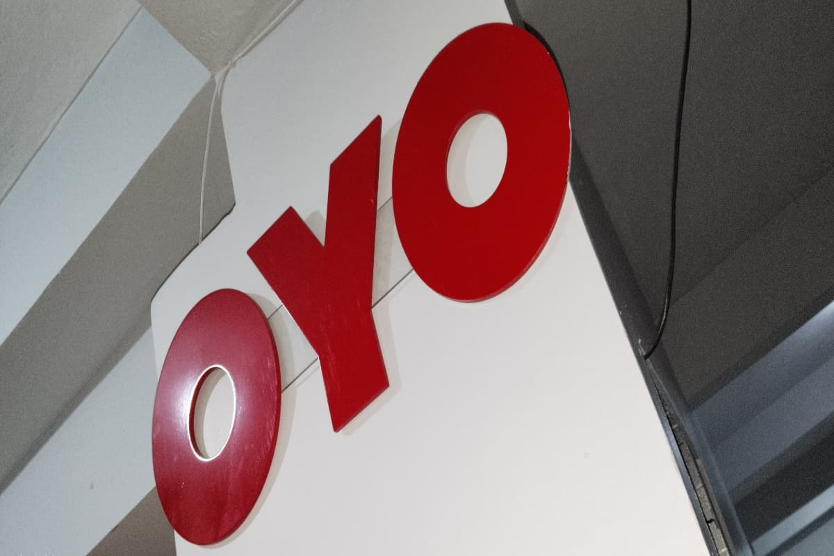 OYO ने बदली चेक-इन पॉलिसी, अविवाहित जोड़ों के लिए NO ENTRY