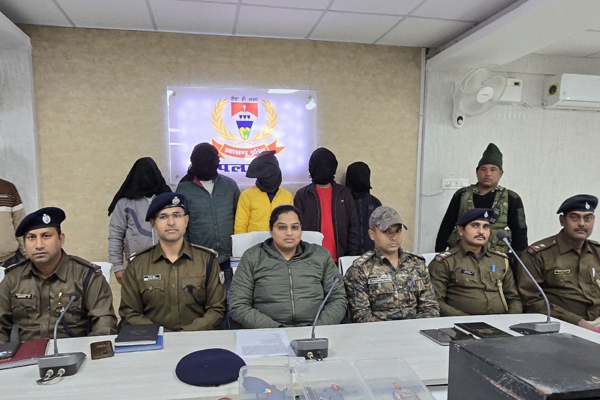 Palamu Crime: विदेशी शराब दुकान से 45 लाख गबन को छिपाने के लिए दोस्तों के साथ की चोरी, देसी कट्टे और कैश के साथ 5 अरेस्ट