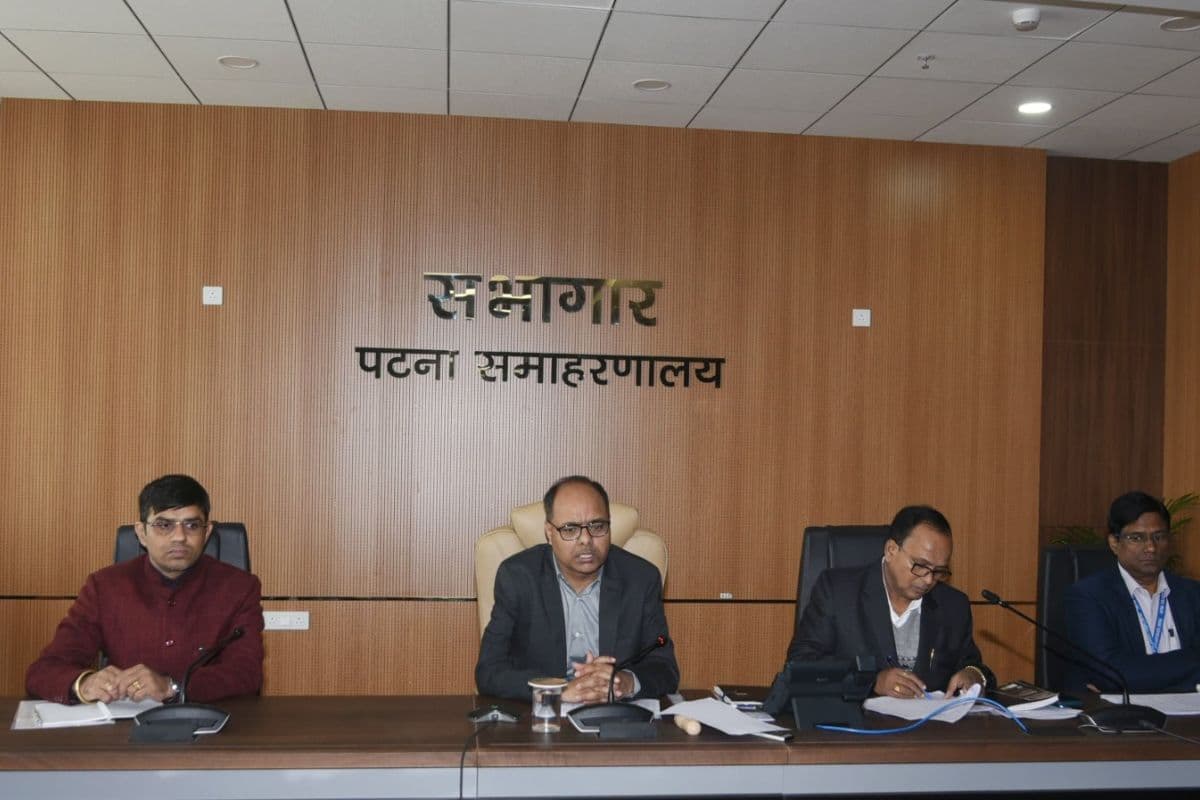 Bihar News : राजस्व मामलों में लापरवाही पर डीएम की कार्रवाई, CO का रोका वेतन और मांगा स्पष्टीकरण