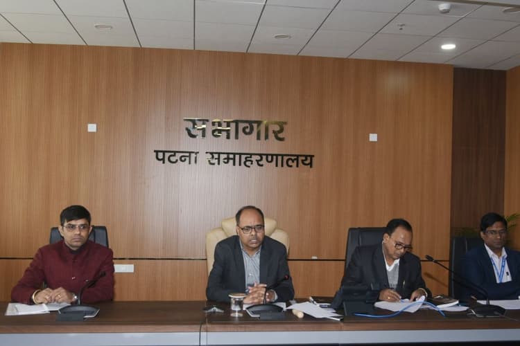 Bihar News : राजस्व मामलों में लापरवाही पर डीएम की कार्रवाई, CO का रोका वेतन और मांगा स्पष्टीकरण