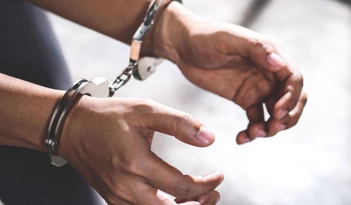 Patna News: तेज आवाज में डीजे बजाकर कर रहे थे शराब पार्टी, अर्धनग्न अवस्था में दो युवती समेत चार गिरफ्तार