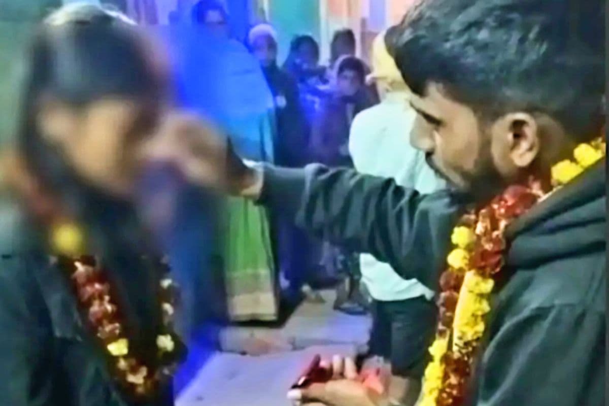 Video: पटना में बीच सड़क पर नाबालिग जोड़े की शादी का वीडियो देखिए, ग्रामीणों ने जबरन डलवाया सिंदूर