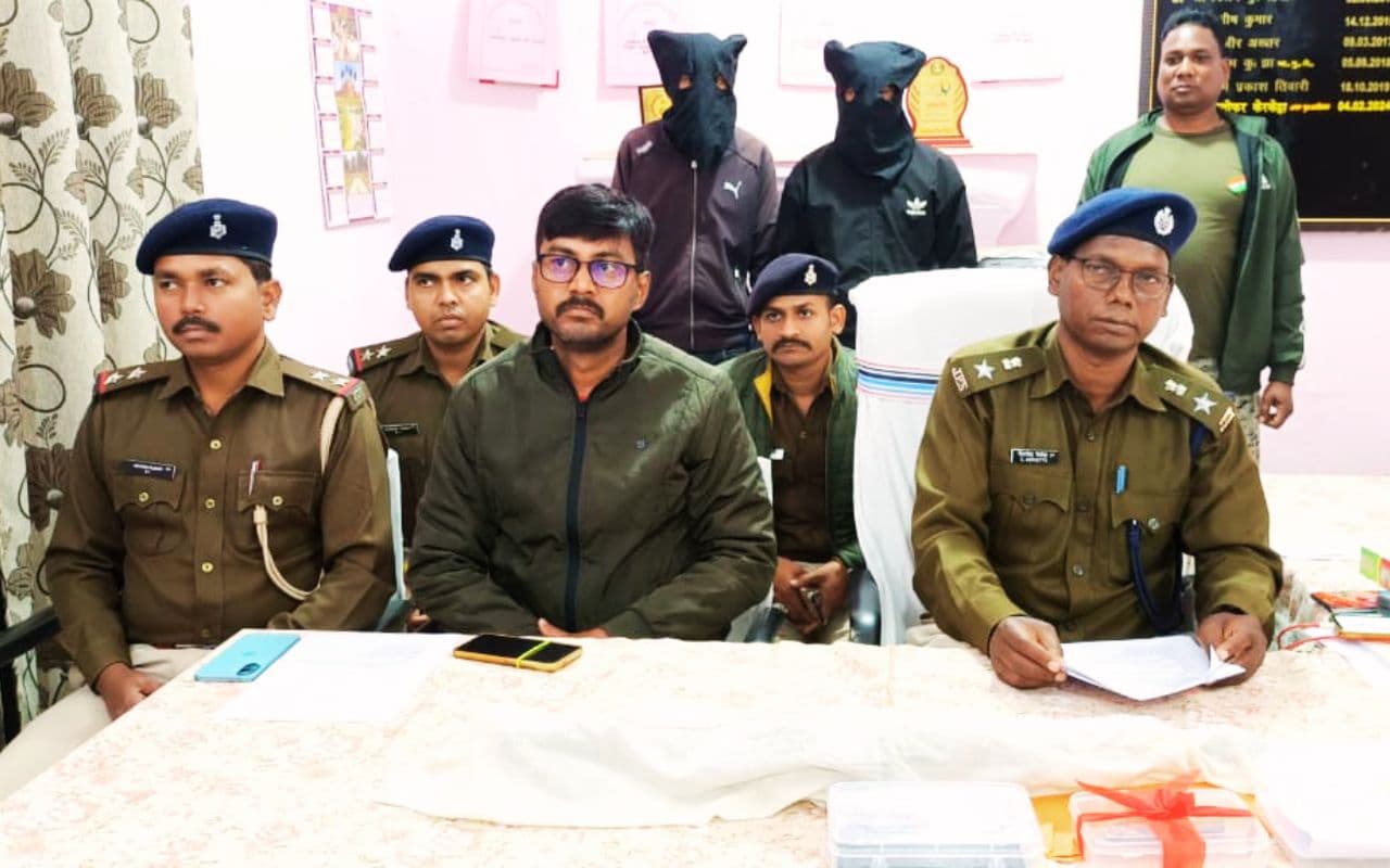 Crime News: पीएलएफआई के 2 उग्रवादी हथियार-गोली के साथ गिरफ्तार