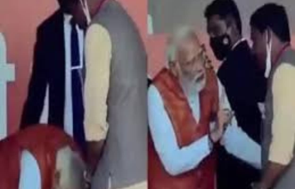 PM मोदी ने बीजेपी प्रत्याशी के छुए पैर, देखें Video