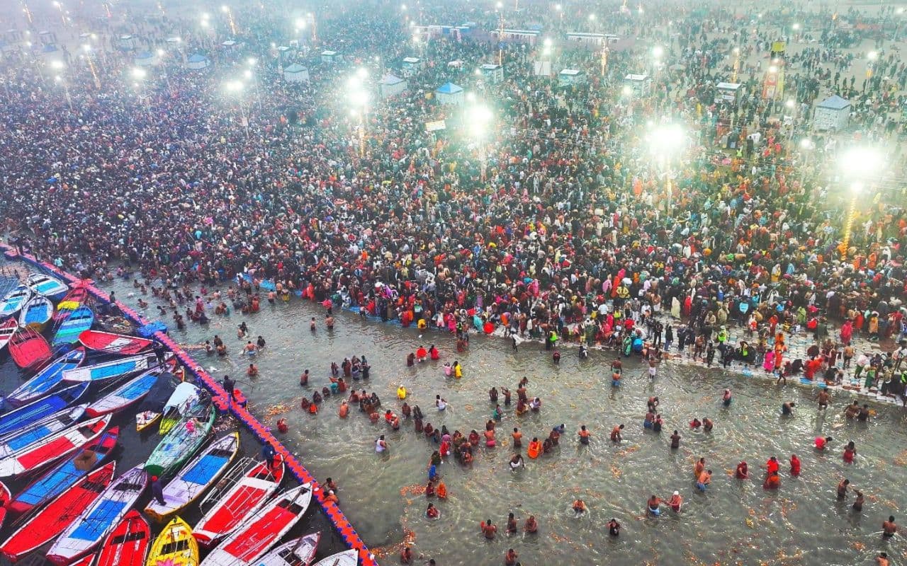Mahakumbh 2025: महाकुंभ में रास्ता दिखा रहा 50 हजार QR कोड, डुबकी लगाने वालों पर है 300 गोताखोरों की नजर