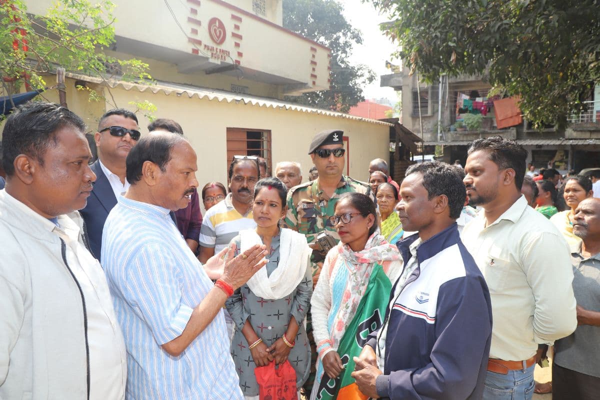 जमशेदपुर में BJP सदस्यता अभियान को गति देने उतरे रघुवर दास, खुद फॉर्म भरा और दिलायी सदस्यता